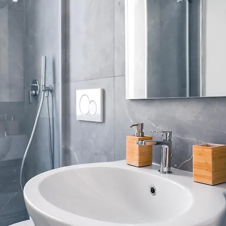 Lina - Sky Earth Liberty - 5 Min From Tube *