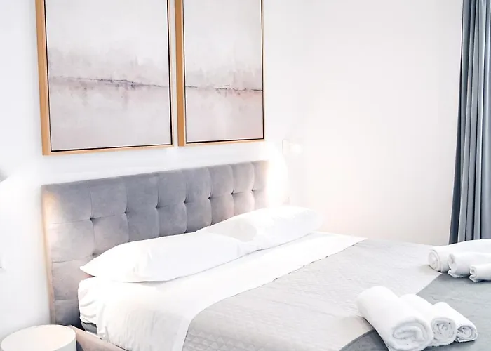 Lina - Sky Earth Liberty - 5 Min From Tube